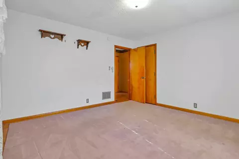 Bedroom - 1459 E Chestnut St, Lancaster, OH 43130 photo 2 of 4