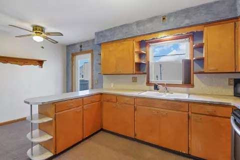 Kitchen - 1459 E Chestnut St, Lancaster, OH 43130 photo 3 of 5
