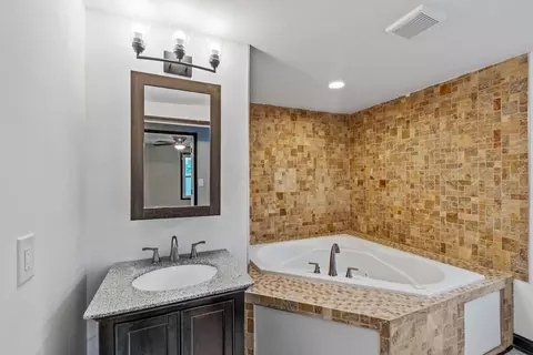 Bath - 680 Silver St, Marion, OH 43302 photo 3 of 4