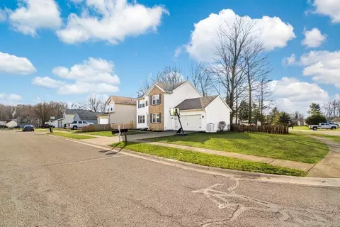 221 Bent Tree Ln, Pataskala, OH 43062