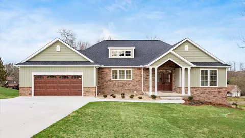 3740 Greenbriar Dr, Zanesville, OH 43701