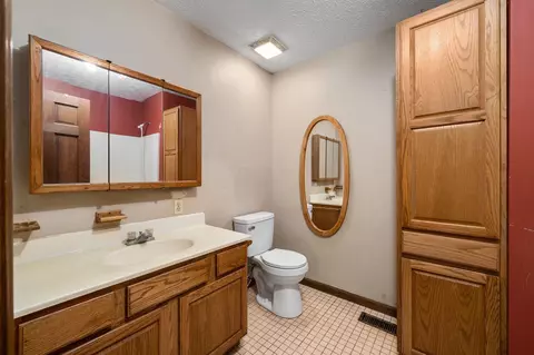 Bath - 5269 Mclean Mill Rd, Circleville, OH 43113 photo 1 of 5