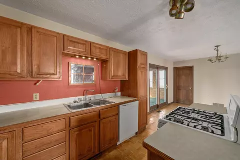 Kitchen - 5269 Mclean Mill Rd, Circleville, OH 43113 photo 6 of 9