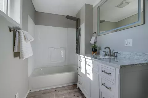Bath - 1659 Warder St, Springfield, OH 45503 photo 1 of 3