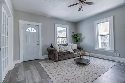 Living - 1659 Warder St, Springfield, OH 45503 photo 2 of 4