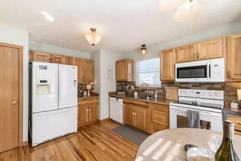 Kitchen - 1343 Four Star Dr E, Galloway, OH 43119 photo 4 of 5