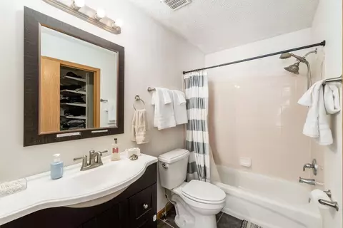Bath - 1343 Four Star Dr E, Galloway, OH 43119 photo 1 of 2