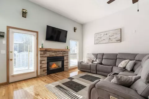 Living - 1343 Four Star Dr E, Galloway, OH 43119 photo 2 of 9