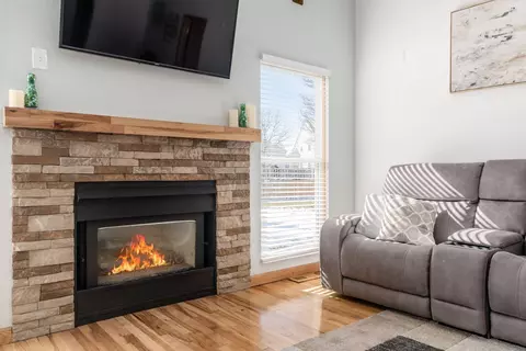 Living - 1343 Four Star Dr E, Galloway, OH 43119 photo 3 of 9