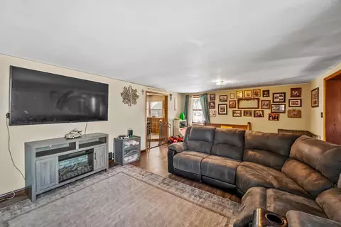 Living - 653 Owens Rd W, Marion, OH 43302 photo 3 of 5