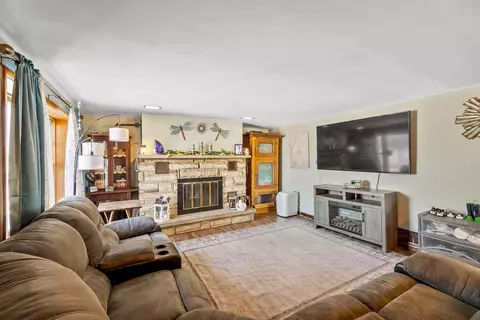 Living - 653 Owens Rd W, Marion, OH 43302 photo 1 of 5