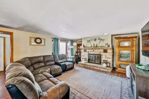 Living - 653 Owens Rd W, Marion, OH 43302 photo 2 of 5