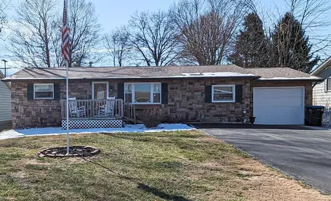 1056 Country Club Dr, Zanesville, OH 43701