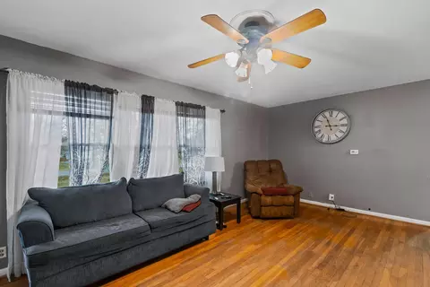 Living - 3076 Schell Dr, Marion, OH 43302 photo 2 of 4