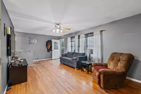 Living - 3076 Schell Dr, Marion, OH 43302 photo 3 of 4