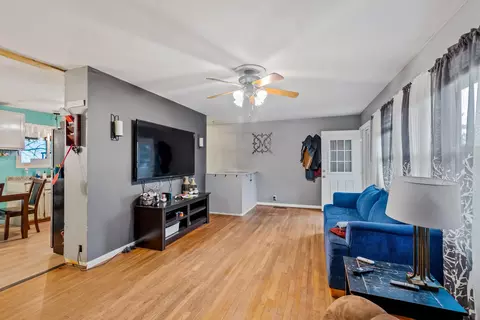 Living - 3076 Schell Dr, Marion, OH 43302 photo 4 of 4