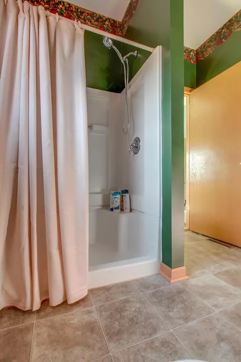 Bath - 3950 Miller Rd, Springfield, OH 45502 photo 5 of 6