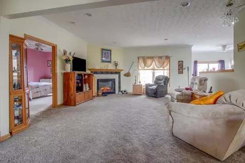 Living - 3950 Miller Rd, Springfield, OH 45502 photo 2 of 3
