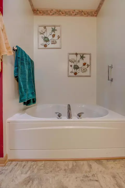 Bath - 3950 Miller Rd, Springfield, OH 45502 photo 3 of 6