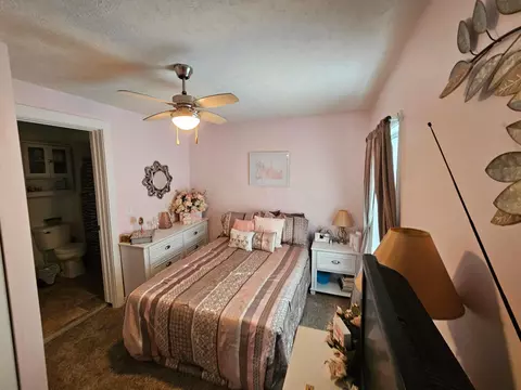 Bedroom - 607 E Mound St, Circleville, OH 43113 photo 6 of 8