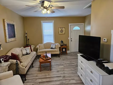 Living - 607 E Mound St, Circleville, OH 43113 photo 3 of 3