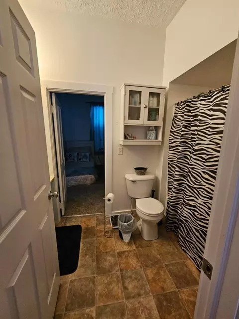 Bath - 607 E Mound St, Circleville, OH 43113 photo 1 of 3