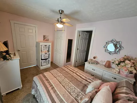 Bedroom - 607 E Mound St, Circleville, OH 43113 photo 5 of 8