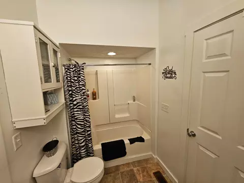 Bath - 607 E Mound St, Circleville, OH 43113 photo 3 of 3