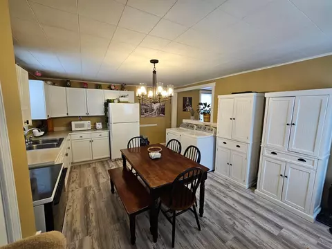 Dining - 607 E Mound St, Circleville, OH 43113 photo 4 of 4
