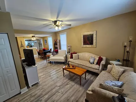 Living - 607 E Mound St, Circleville, OH 43113 photo 2 of 3
