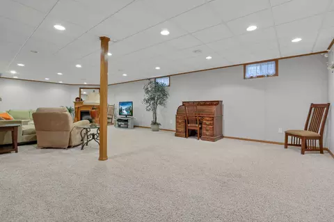Living - 21 Claire Ct, Circleville, OH 43113 photo 6 of 7