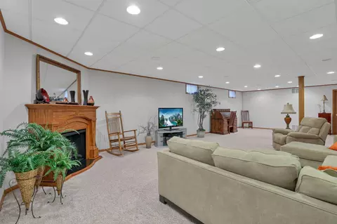 Living - 21 Claire Ct, Circleville, OH 43113 photo 4 of 7