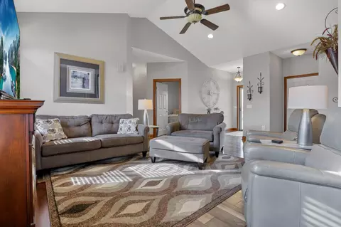 Living - 21 Claire Ct, Circleville, OH 43113 photo 2 of 7