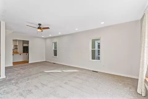 Living - 880 Bennett St, Marion, OH 43302 photo 1 of 2
