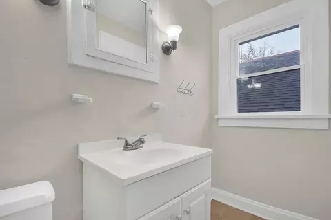 Bath - 419-421 E Maynard Ave, Columbus, OH 43202 photo 1 of 4