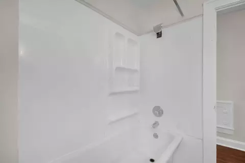 Bath - 419-421 E Maynard Ave, Columbus, OH 43202 photo 2 of 4