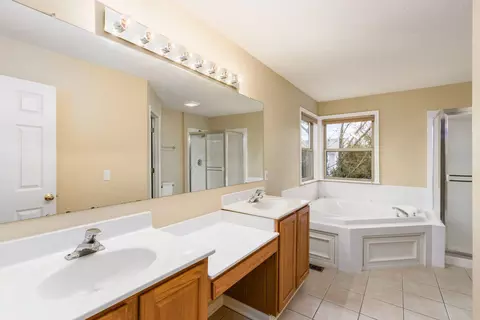 Bath - 7615 Windsor Dr, Dublin, OH 43016 photo 4 of 7