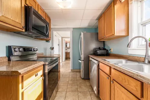 Kitchen - 4565 E National Rd, Springfield, OH 45505 photo 4 of 5