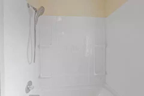 Bath - 33 E Postal Ave, Newark, OH 43055 photo 2 of 2