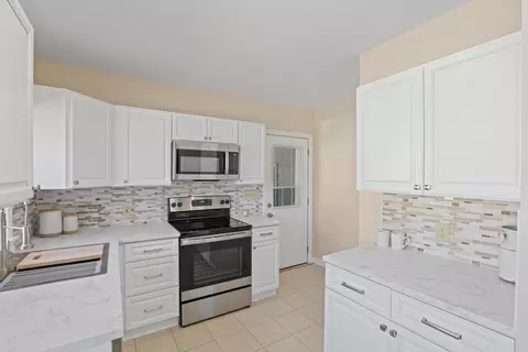 Kitchen - 33 E Postal Ave, Newark, OH 43055 photo 1 of 3