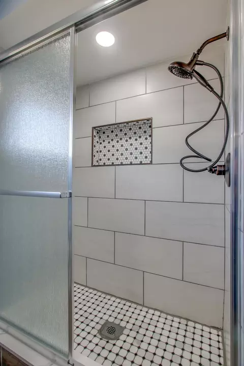 Bath - 1637 Winding Trl, Springfield, OH 45503 photo 2 of 7