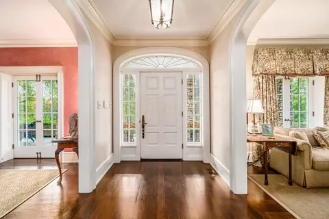 Entry Way - 5580 Riverside Dr, Dublin, OH 43017 photo 2 of 8