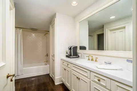 Bath - 5580 Riverside Dr, Dublin, OH 43017 photo 3 of 3