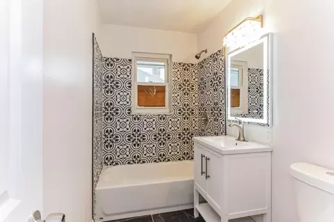 Bath - 429 E Jeffrey Pl, Columbus, OH 43214 photo 2 of 2