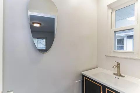 Bath - 429 E Jeffrey Pl, Columbus, OH 43214 photo 1 of 2