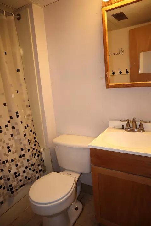 Bath - 2565 Capaldi Dr, Marion, OH 43302 photo 3 of 4