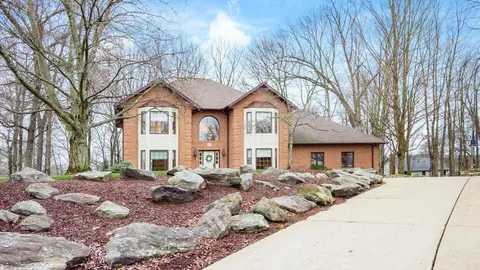 3690 Greenbriar Dr, Zanesville, OH 43701