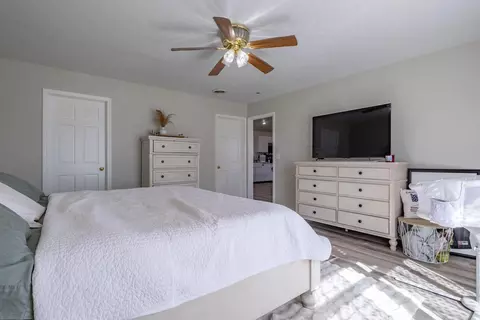 Bedroom - 4909 E County Line Rd, Springfield, OH 45502 photo 2 of 7