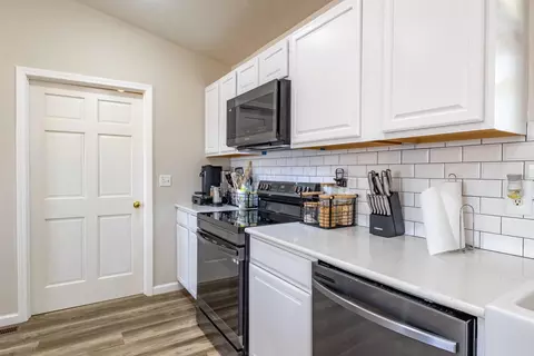 Kitchen - 4909 E County Line Rd, Springfield, OH 45502 photo 3 of 6