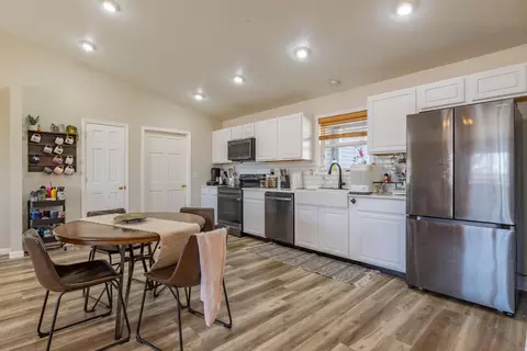 Kitchen - 4909 E County Line Rd, Springfield, OH 45502 photo 5 of 6